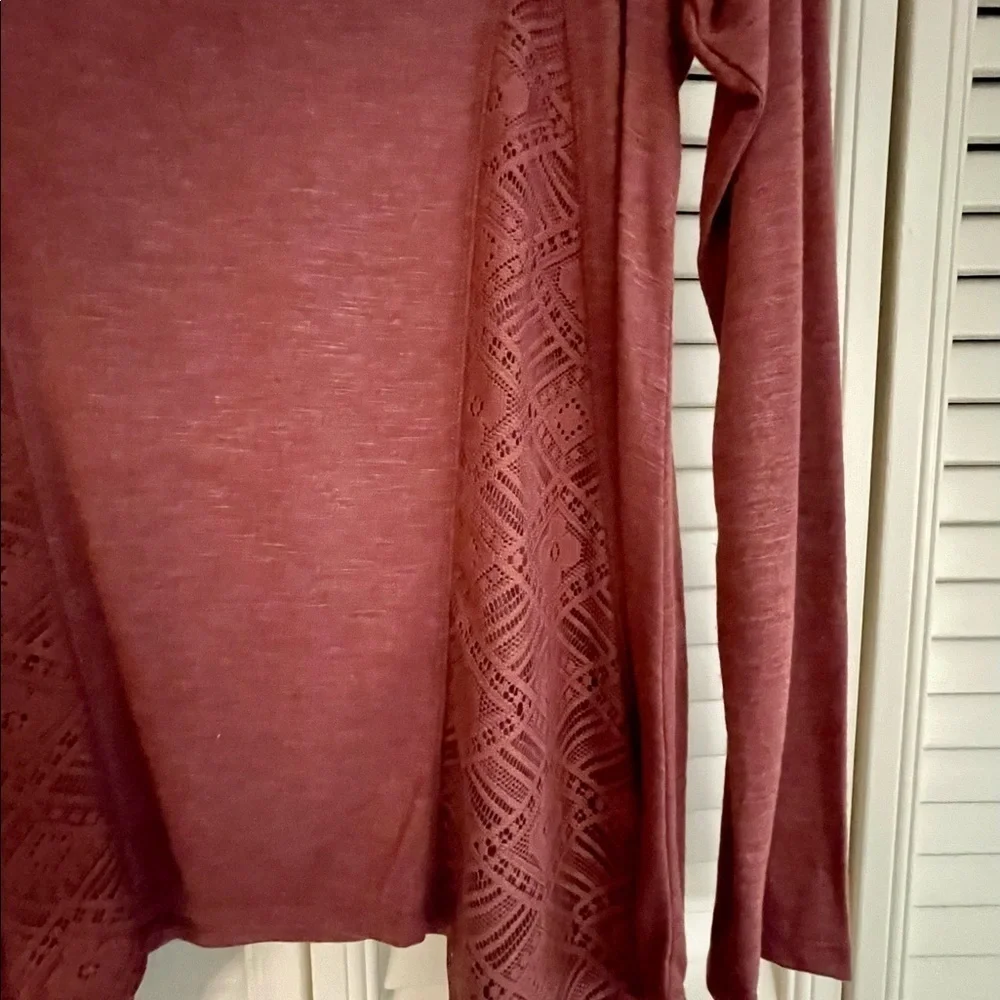 WOMENS LONG SLEEVE TOP WITH CUTOUTS AT SHOULDERS. SIZE L. - Picture 5 of 7